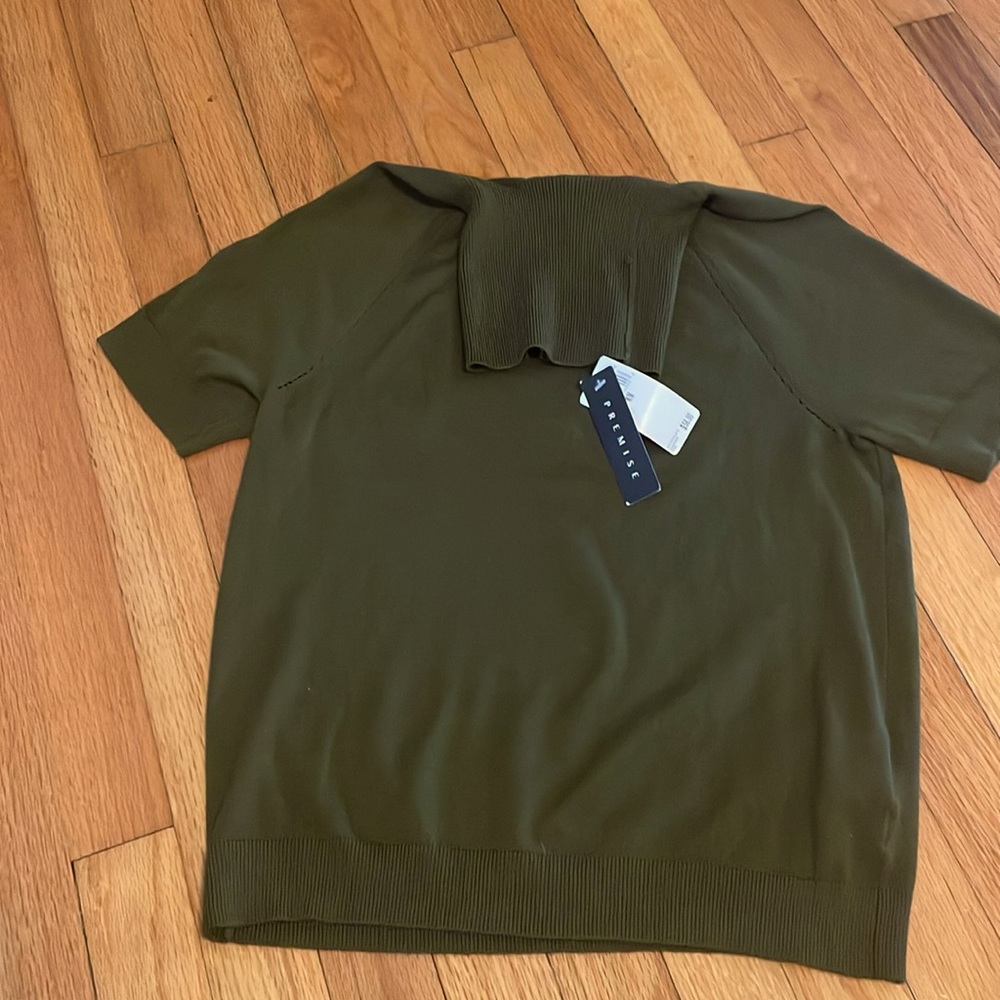 Green turtleneck short sleeved sweater. Size M NWT